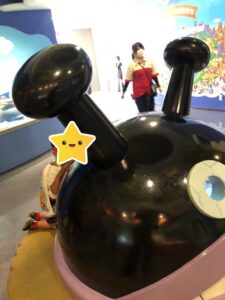 アンパンマンミュージアムでバイキンマンのジオラマに夢中で見入る３歳児の姿