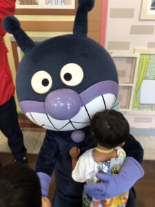 推しのバイキンマンに会って喜ぶ3歳児