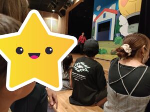 アンパンマンのショーを集中して見る3歳児