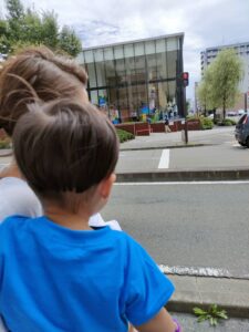 アンパンマンミュージアム入口で緊張する2歳児