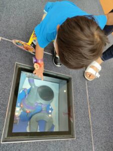 アンパンマンのジオラマに夢中で見入る姿