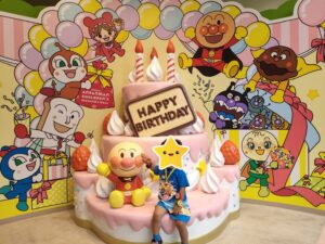 アンパンマンの誕生日フォトスポットで撮影する２歳