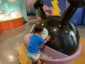 アンパンマンミュージアムでバイキンマンのジオラマに夢中で見入る２歳児の姿