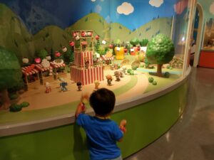 アンパンマンのジオラマに夢中で見入る２歳の姿