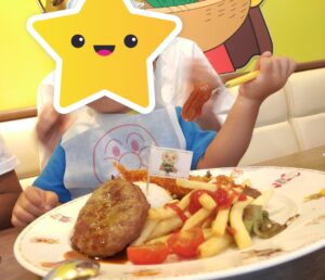 緊張しながらも食事をがんばる2歳児