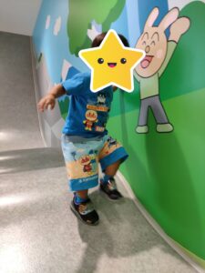 アンパンマンミュージアムの坂に降りようと緊張する2歳児