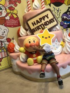 アンパンマンの誕生日フォトスポットで撮影する3歳