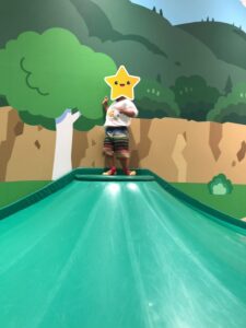 運動能力が上がり、アンパンマンミュージアムでも高い遊具を楽しむ3歳児